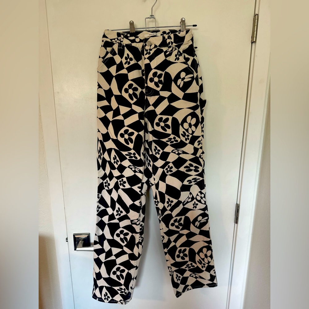 Vintage funky black and white floral print pac sun pants!